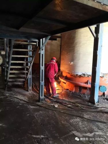 催化剂厂全白土车间小球装置拆除现场直击 建筑物拆除作业安全高效推进