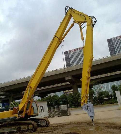 高空拆除作业如何高效省力？三段式加长臂挖掘机技术解析