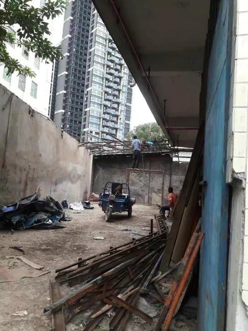 每周必拆,福城拆除违建商铺街,保障治理黑臭水体工程作业面!
