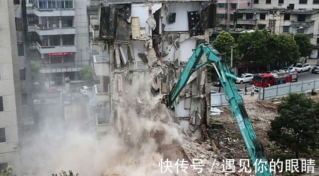 日本发明的拆楼机，机械臂达到65米，20层建筑物拆卸非常方便